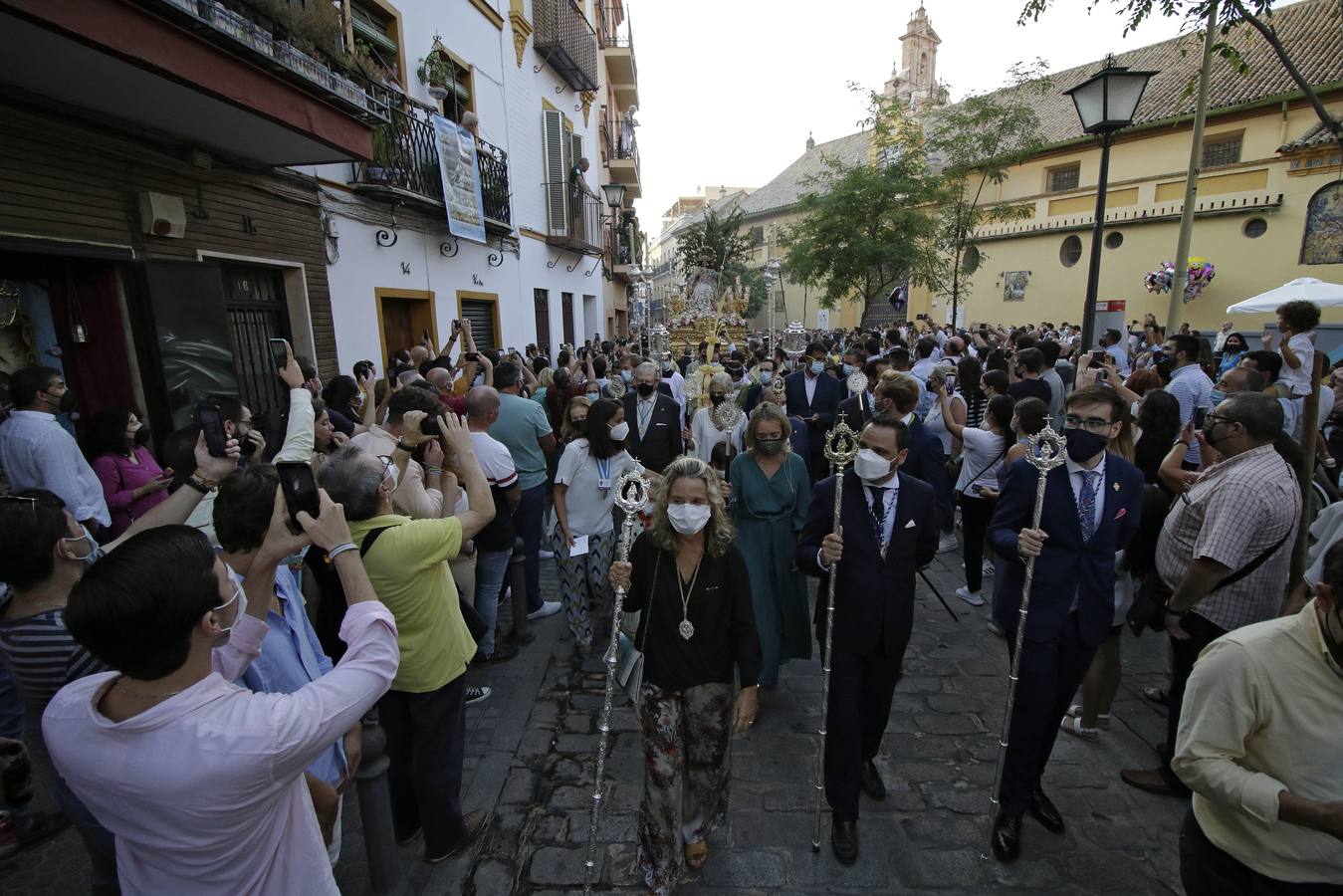 En imágenes: la Pastora de Santa Marina, por las calles de Sevilla