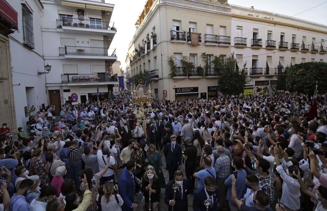 En imágenes: la Pastora de Santa Marina, por las calles de Sevilla