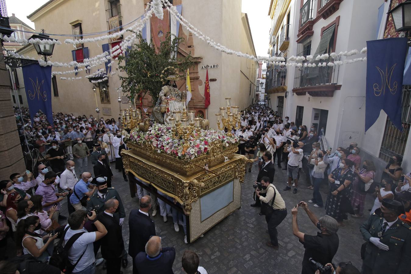 En imágenes: la Pastora de Santa Marina, por las calles de Sevilla