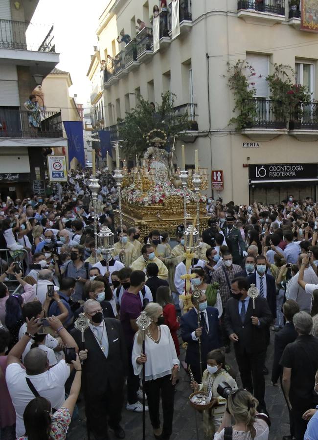 En imágenes: la Pastora de Santa Marina, por las calles de Sevilla