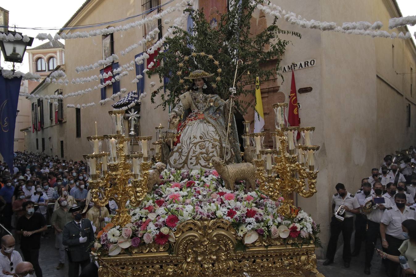 En imágenes: la Pastora de Santa Marina, por las calles de Sevilla