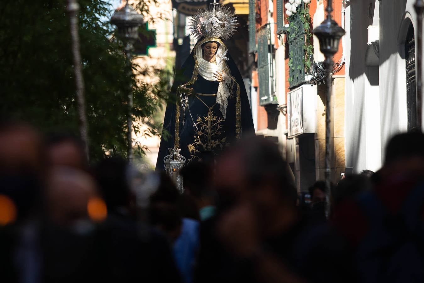 Numerosos cofrades se han asistido este domingo al Rosario de la Aurora de la Hermandad de la Vera Cruz