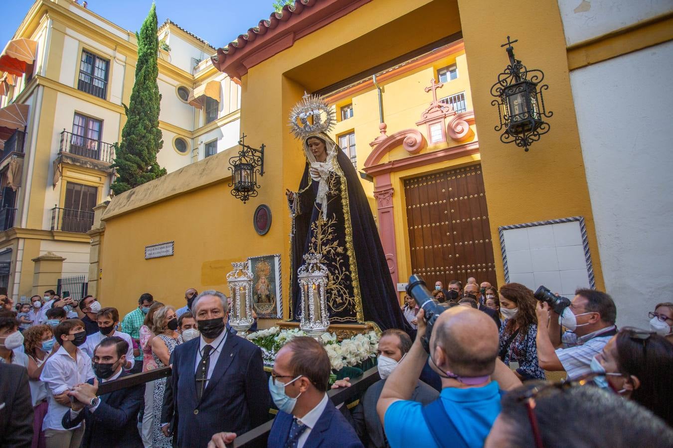 Numerosos cofrades se han asistido este domingo al Rosario de la Aurora de la Hermandad de la Vera Cruz