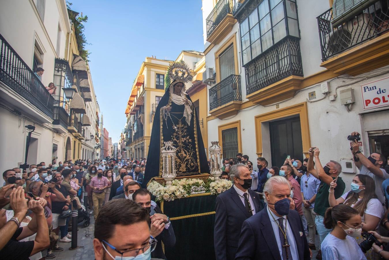 Numerosos cofrades se han asistido este domingo al Rosario de la Aurora de la Hermandad de la Vera Cruz