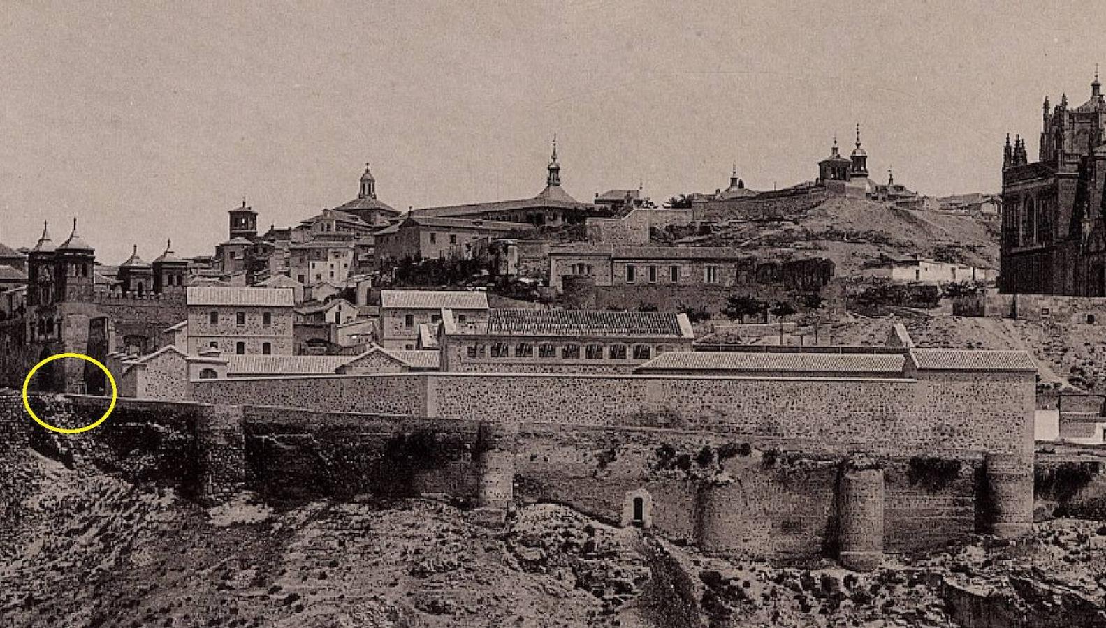 En primer plano, el Matadero en una imagen de Hauser y Menet (1891). Su cierre exterior se alzó sobre los muros de la ciudad trazados en 1853 tras la rotura de la muralla medieval junto a la puerta del Cambrón. Archivo Municipal de Toledo. 