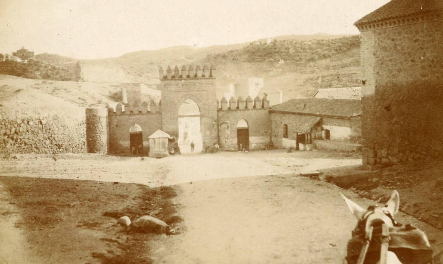 Bajada de San Martín hacia la puerta de Arbitrios en una imagen fechada hacia 1900. Archivo Municipal de Toledo. 