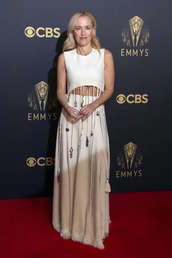 Gillian Anderson, en la alfombra roja de los Premios Emmy 2021. La actriz de 'The Crown' con un original diseño de Chloé.
