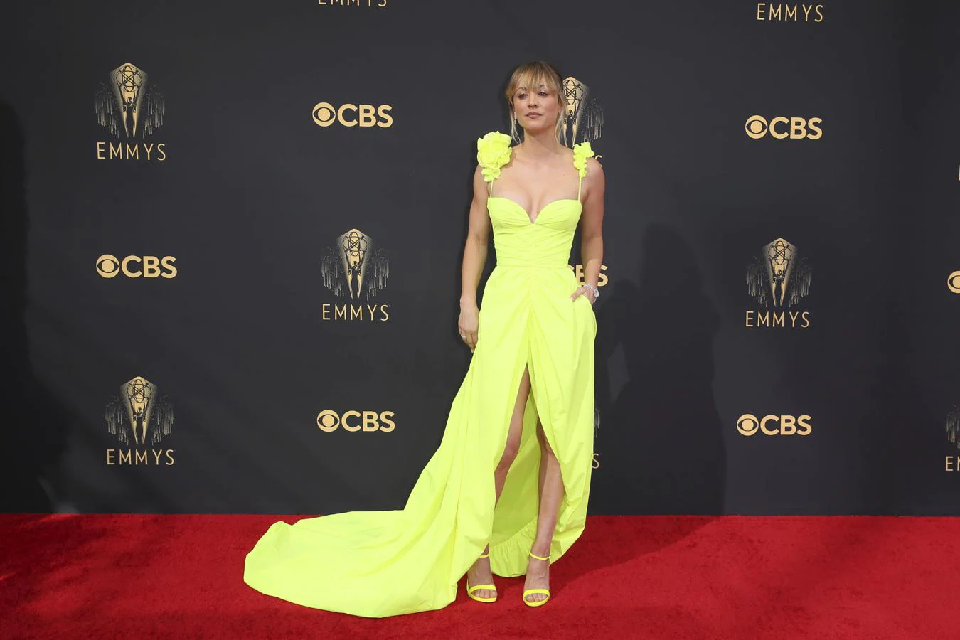 Kaley Couco, en la alfombra roja de los Premios Emmy 2021. Nominada como Mejor Actriz de Comedia por The Flight Attendant, escogió un diseño fluor de Vera Wang para la ocasión.