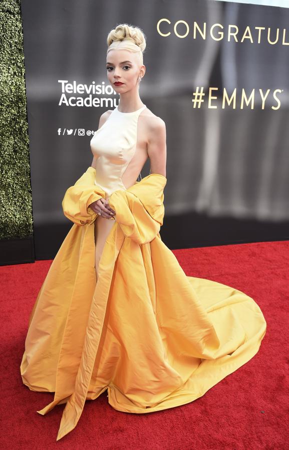 Anya Taylor-Joy, en la alfombra roja de los Premios Emmy 2021. La actriz de 'Gambito de Dama' escogió un diseño en tonalidades amarillas Dior Couture.