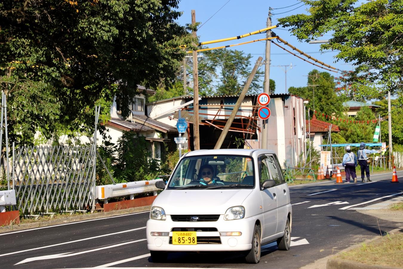 Aunque la carretera que recorre la costa de Fukushima está abierta al tráfico, todavía quedan muchas áreas a las que no se puede entrar, valladas y con guardias de seguridad vigilando los accesos. De los 1.150 kilómetros cuadrados evacuados tras la catástrofe, en marzo del año pasado quedaban 337 todavía cerrados. 