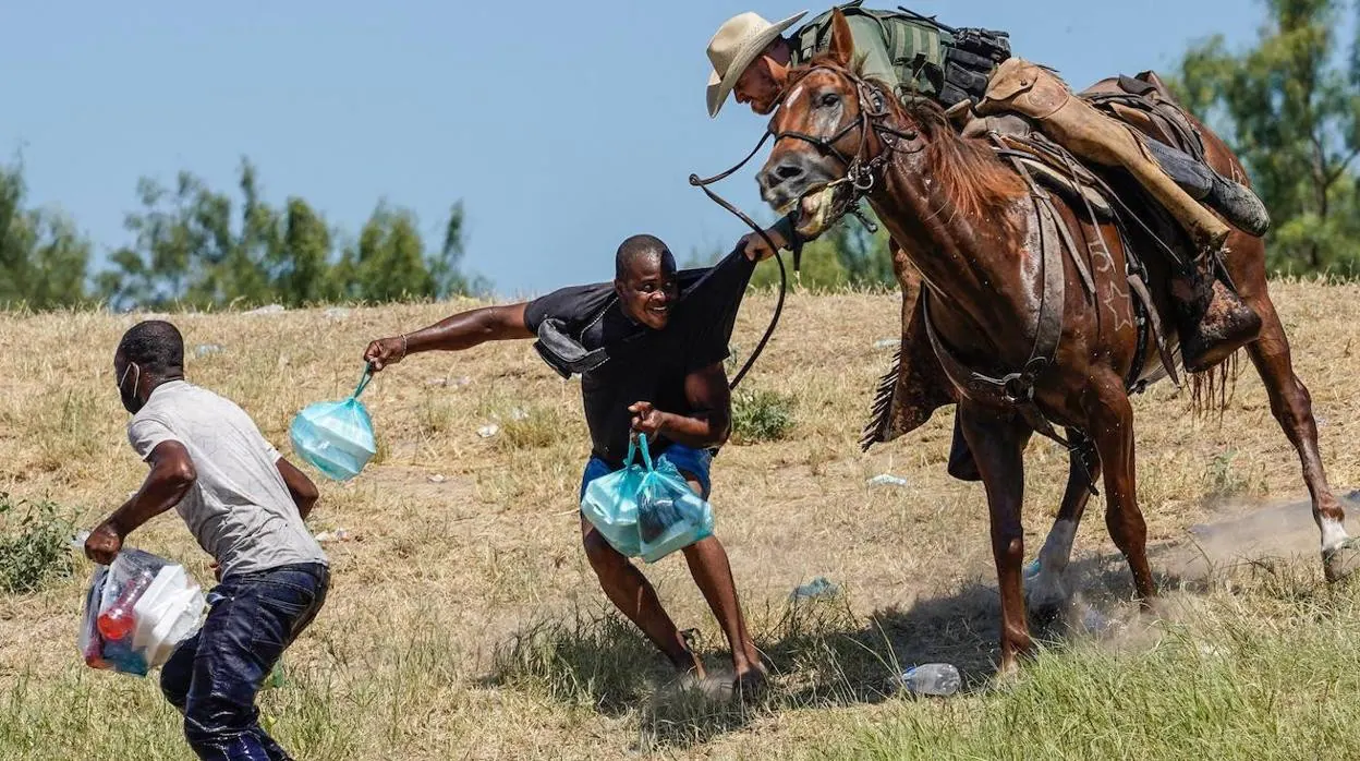 En imágenes: la guardia fronteriza de Estados Unidos persigue a caballo a los migrantes para evitar que entren al país