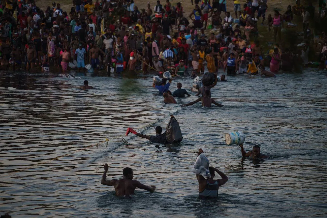 Varios migrantes haitianos tratan de cruzar la frontera entre Estados Unidos y México en el Río Grande, visto desde Ciudad Acuña. 