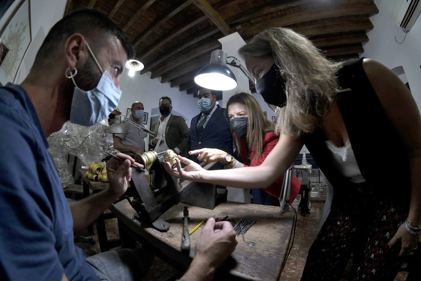 Visita al taller de los Hermanos Delgado de la portavoz de Cultura del Grupo Parlamentario Popular en el Congreso de los Diputados, Sol Cruz-Guzmán, la diputada en el Parlamento de Andalucía y portavoz de Cultura, Pilar Pintor, el secretario general del PP de Sevilla, Juan de la Rosa, y el presidente de la Asociación Gremial Sevillana de Arte Sacro, Francisco Carrera