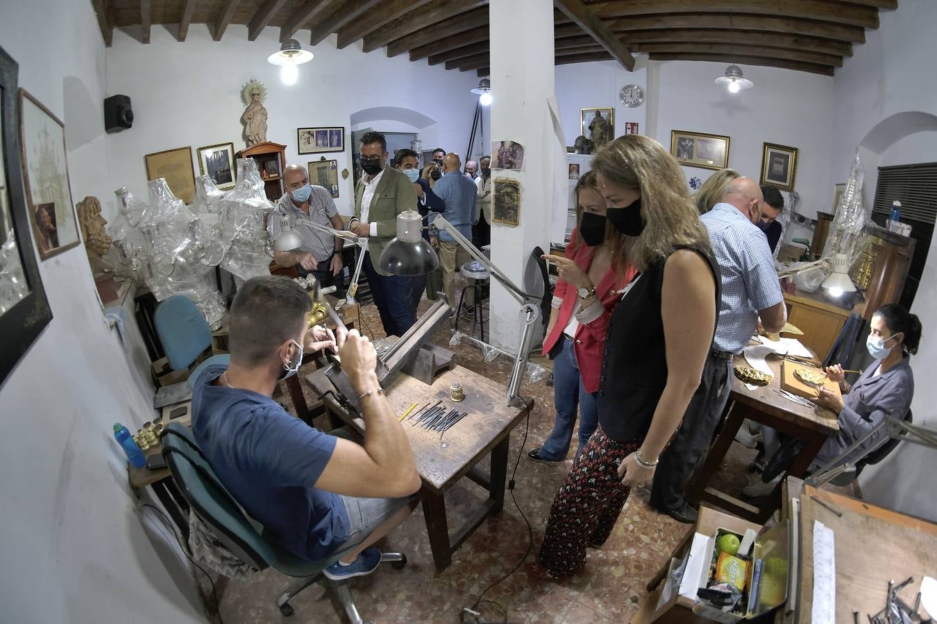 Visita al taller de los Hermanos Delgado de la portavoz de Cultura del Grupo Parlamentario Popular en el Congreso de los Diputados, Sol Cruz-Guzmán, la diputada en el Parlamento de Andalucía y portavoz de Cultura, Pilar Pintor, el secretario general del PP de Sevilla, Juan de la Rosa, y el presidente de la Asociación Gremial Sevillana de Arte Sacro, Francisco Carrera