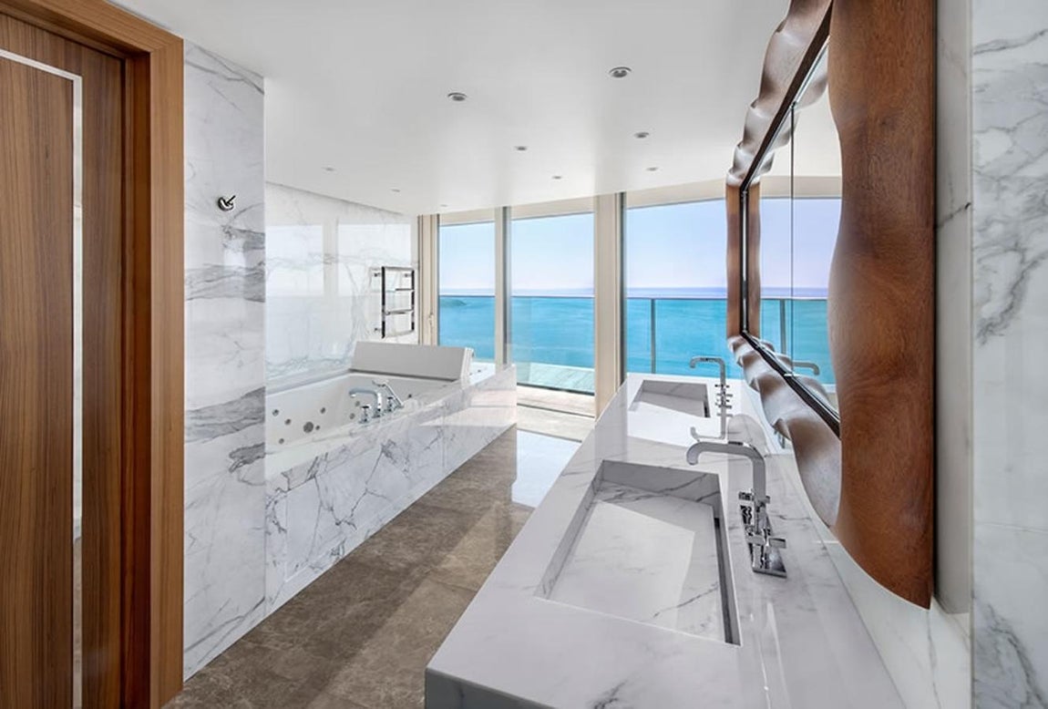 El apartamento más caro del mundo. Los residentes también tienen acceso a un gimnasio con entrenadores personales, un centro de negocios, una sala de reuniones, una sala de proyecciones, un bar, billar y una cocina tanto para negocios como para placer además de un servicio de vigilancia 24 horas.