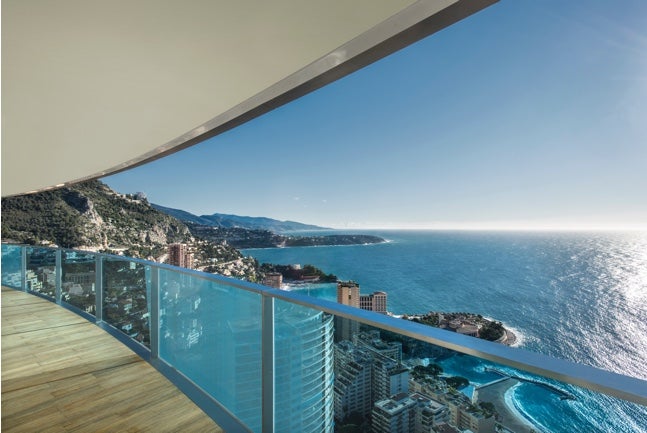 El apartamento más caro del mundo. Localizados en la Torre Odéon, muchos los llaman la ‘estrella arquitectónica’ de la ciudad al ser el edificio más alto del Principado, con una forma escultórica que se funde con el Mediterráneo. Dicho complejo fue construido en el 2016 y todavía tiene disponibles varios apartamentos entre los que destaca el ático, el más caro del mundo.