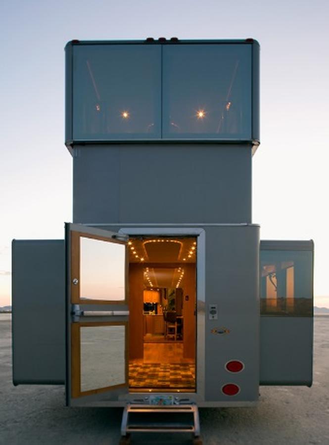 Así es la caravana de 2,5 millones de Will Smith. La caravana del actor en cuestión es el modelo ‘The Heat’ y cuenta con 22 ruedas para poder desplazarse. Una construcción minimalista por fuera que sin embargo por dentro presenta un estilo más clásico.