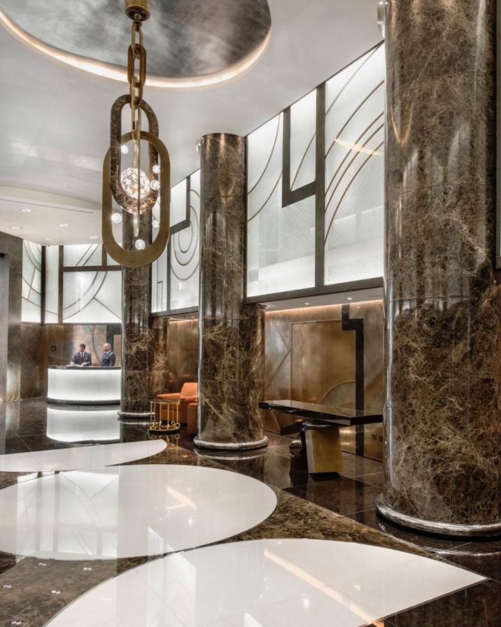 El apartamento más caro del mundo. La Torre Odéon tiene 49 pisos con 60 apartamentos que poseen de tres a siete habitaciones. Pero si hay una joya de la corona son los áticos. Por un lado, dos sky dúplex de 1.200m2 cada uno y un excepcional ático de tres plantas de 3.500m2 con piscina privada (que es el que cuesta 335 millones de euros).