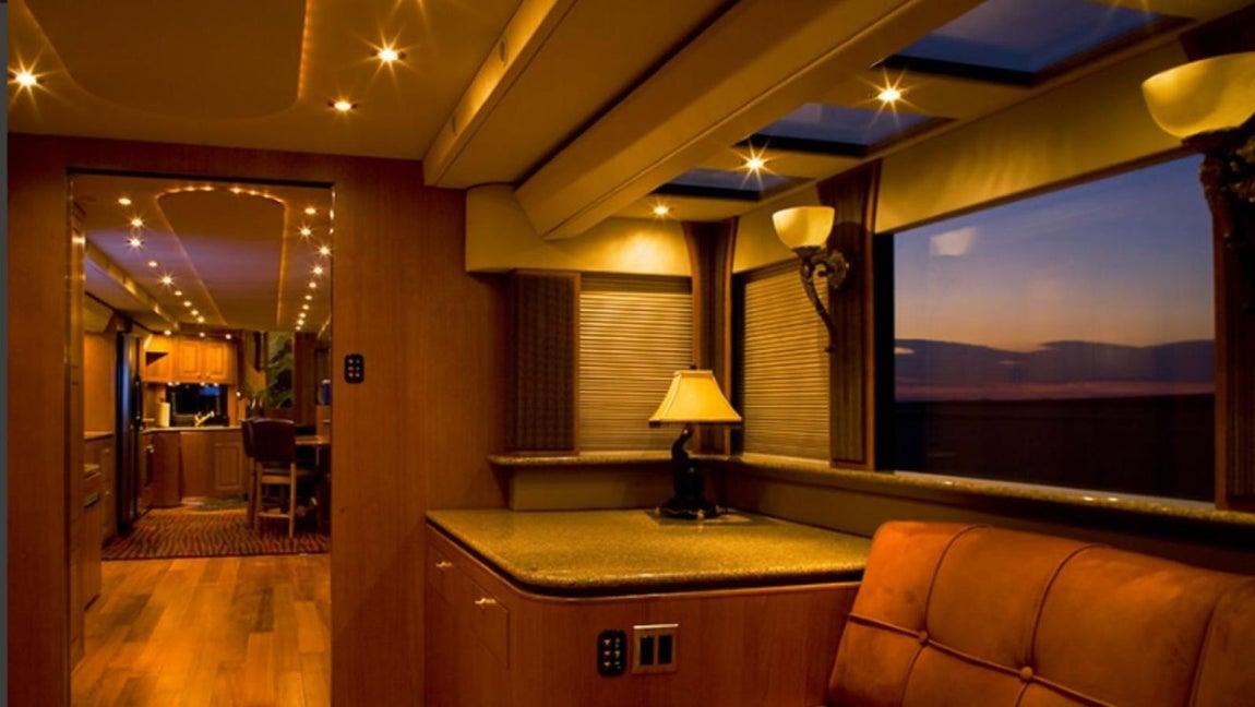 Así es la caravana de 2,5 millones de Will Smith. En la parte baja se encuentra una cocina con un amplio comedor y una sala de estar. Todo ello completamente equipado con electrodomésticos de última generación, aunque la decoración sea más discreta y clásica.