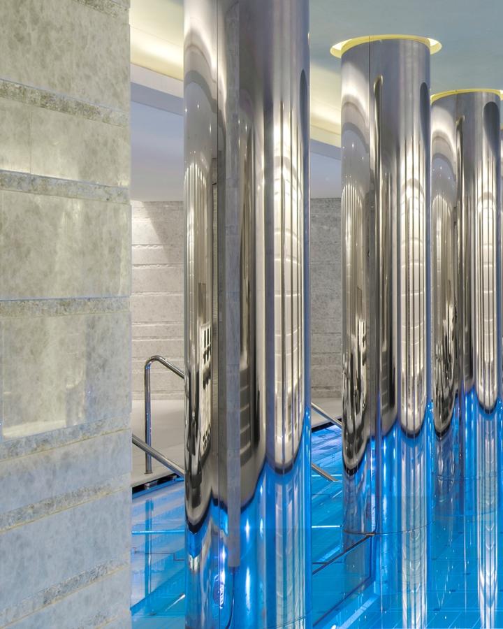 El apartamento más caro del mundo. El edificio posee un Spa de 1.800m2 diseñados como un remanso de paz y tranquilidad en donde no falta una gran piscina climatizada, un baño de vapor, sauna, baños rusos, jacuzzis y un bar. También ofrece tratamientos de belleza y peluquería además de un centro de masajes.