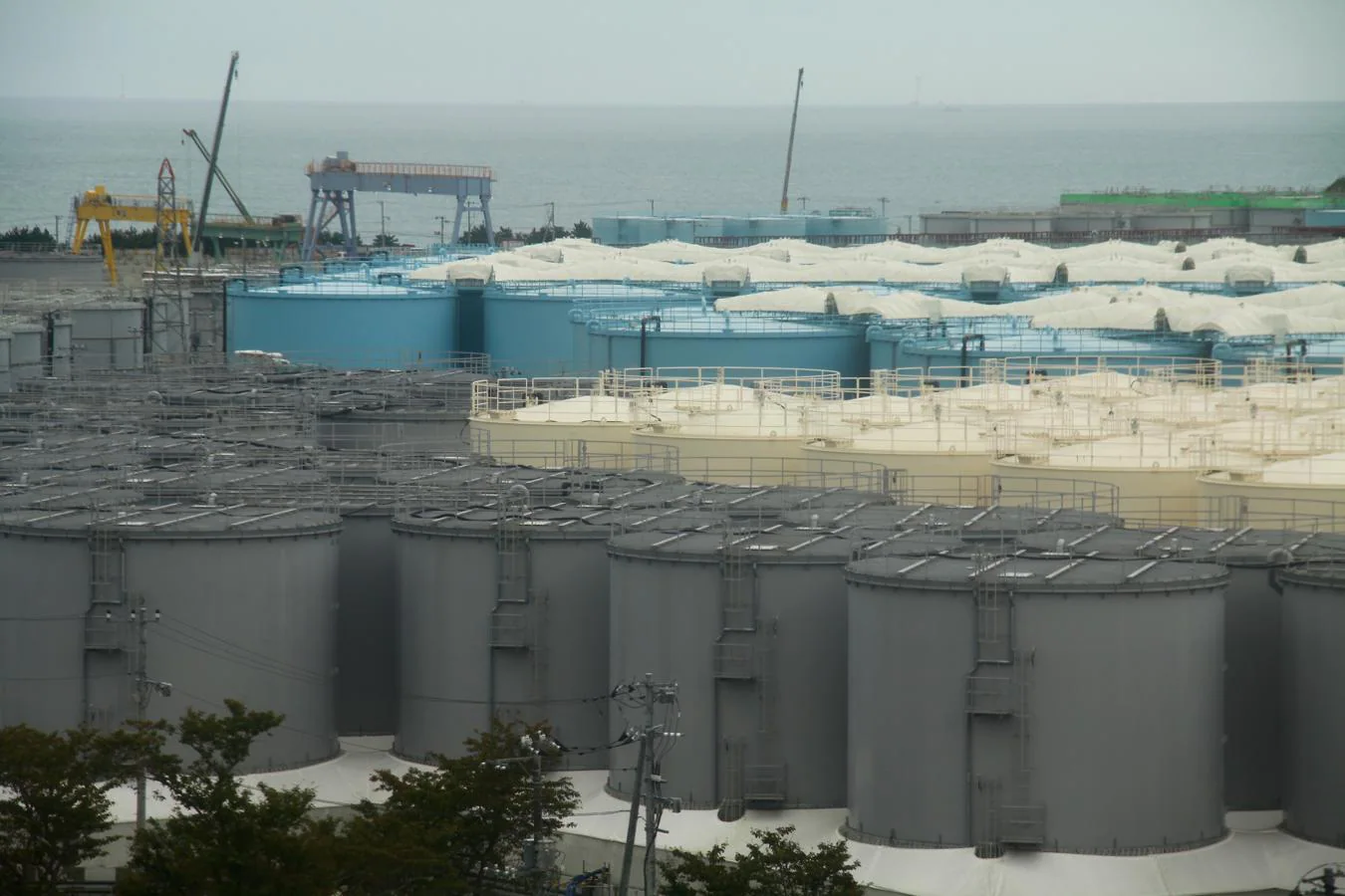 Con 1,26 millones de metros cúbicos de los 1,37 millones disponibles, los grandes tanques que acumulan el agua contaminada con que se riegan los reactores fundidos de Fukushima estaban en mayo al 92 por ciento de su capacidad. Para liberar espacio, el Gobierno japonés verterá al Pacífico de forma controlada 1,2 millones de toneladas de agua con tritio, un elemento tóxico que diluirá al máximo pero que asusta a los pescadores de la zona. 