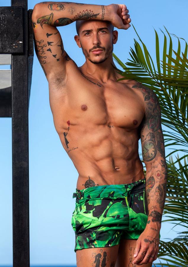 Alejandro Pérez (Madrid). Edad: 28 años.Altura: 1,85 m.Estudios en curso y/o cursados: Tafad y Graduado en Turismo.Hobbies: Hacer deporte, la moda y viajar.