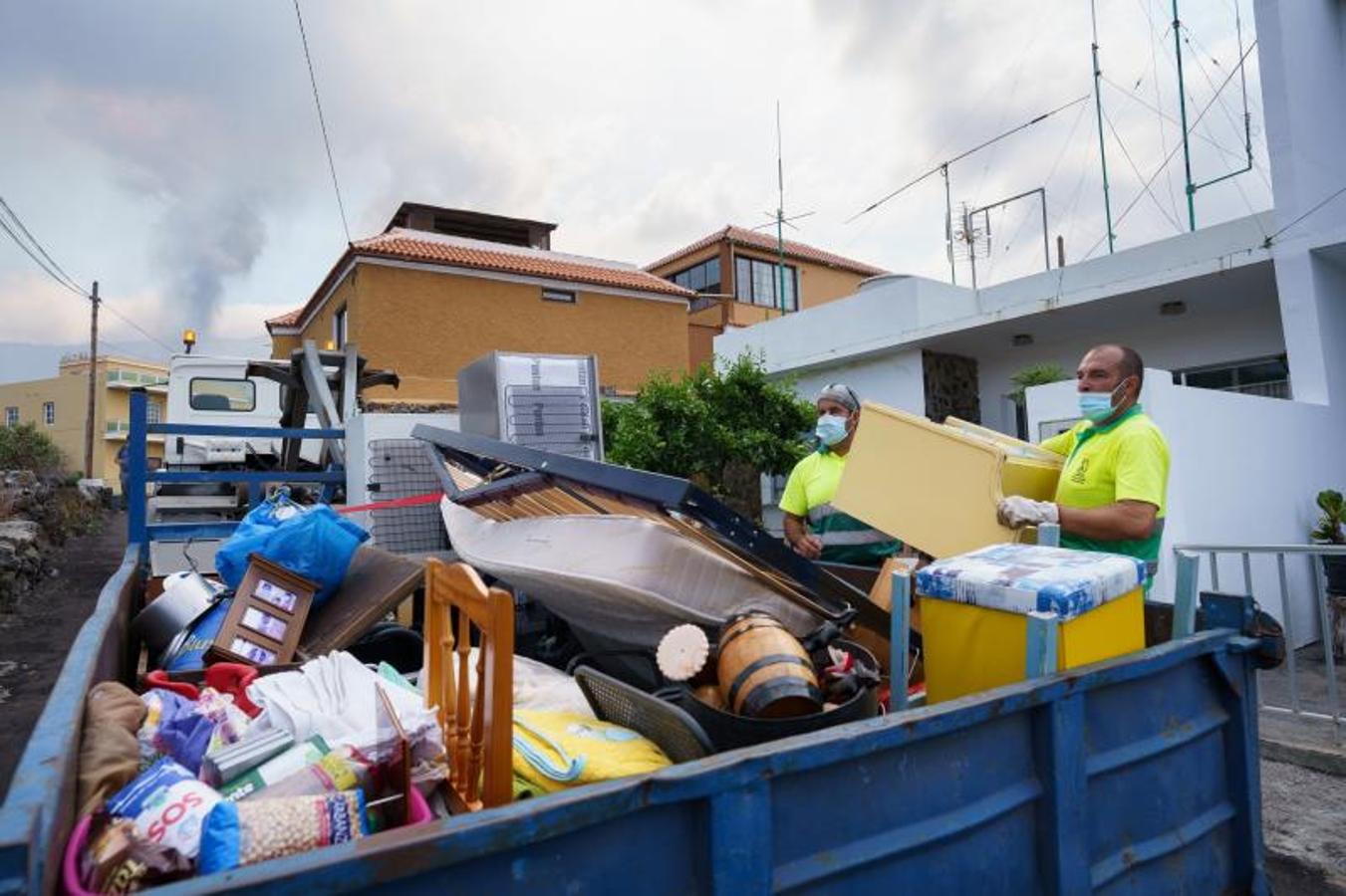 La expansión de la colada ha obligado a evacuar el último pueblo antes del mar. 