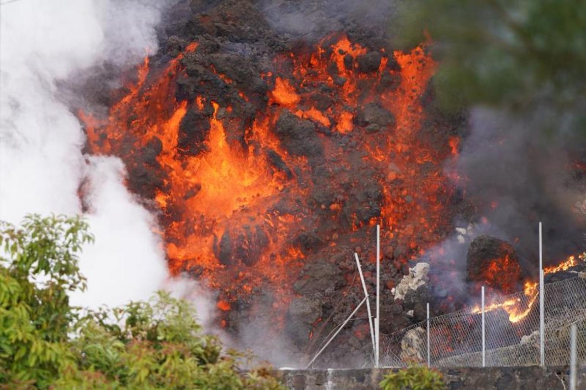 El volcán continúa en erupción con hasta nueve bocas expulsando lava. 
