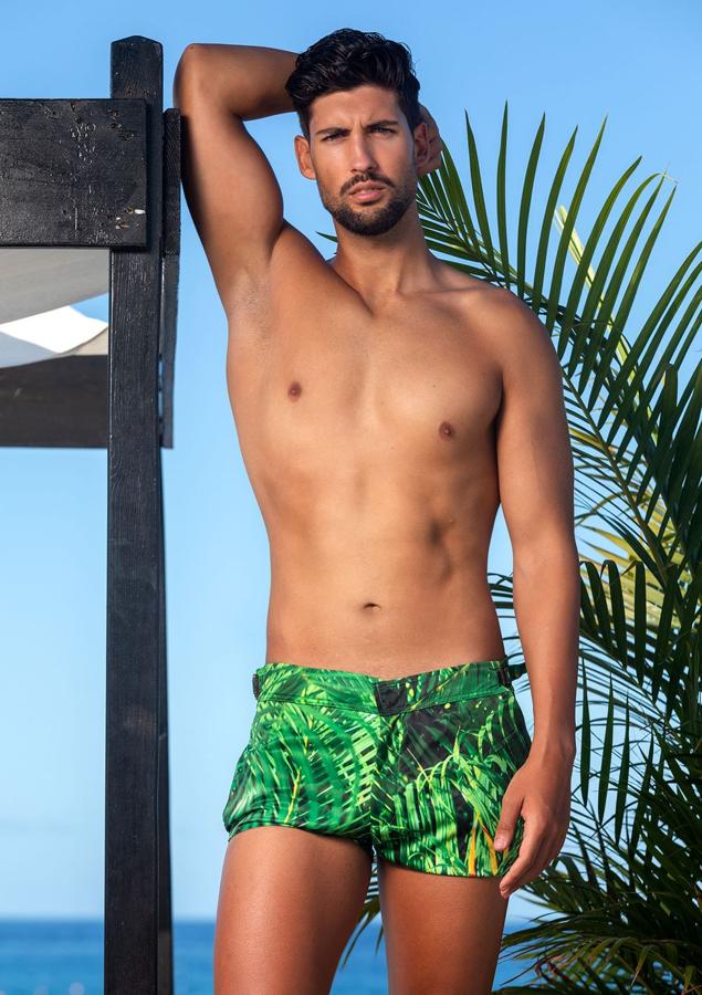 Luis Javier Moralo (Badajoz). Edad: 25 años.Altura: 1,92 m.Estudios en curso y/o cursados: ESO. Bachiller. Grado medio de proyectos visuales y espectáculos.Hobbies: Cine, deportes, viajar y cocinar.