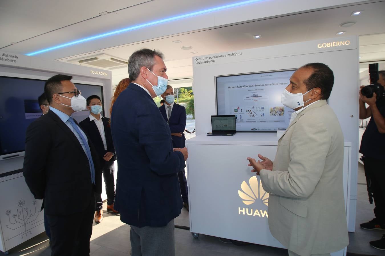 Visita del alcalde de Sevilla, Juan Espadas, al centro de demostraciones tecnológico 'Huawei Enterprise Roadshow 2021'