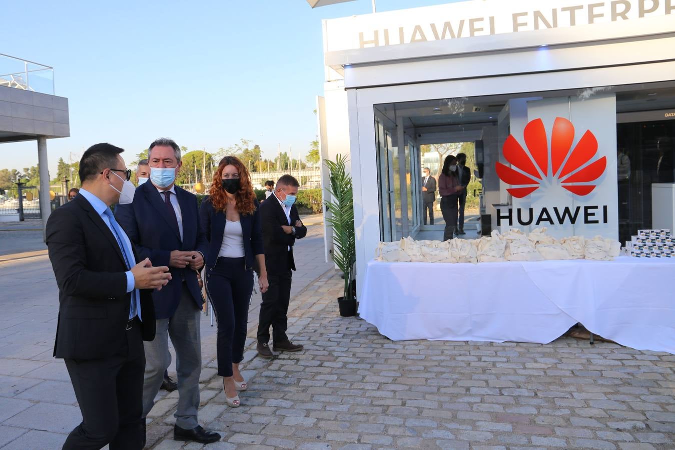 Visita del alcalde de Sevilla, Juan Espadas, al centro de demostraciones tecnológico 'Huawei Enterprise Roadshow 2021'