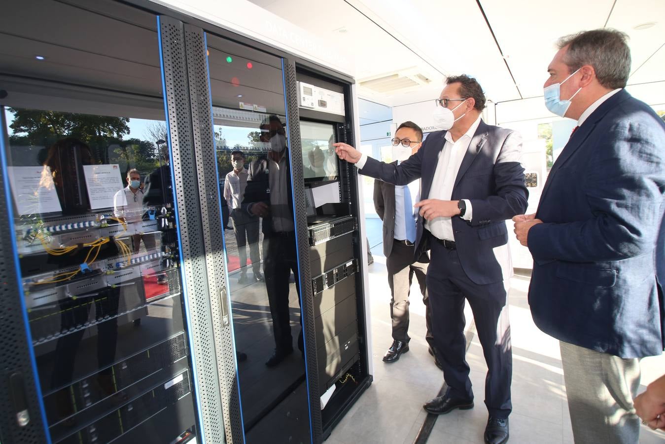 Visita del alcalde de Sevilla, Juan Espadas, al centro de demostraciones tecnológico 'Huawei Enterprise Roadshow 2021'