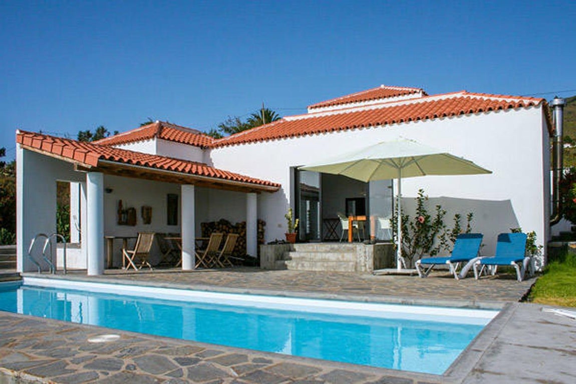 Hasta una docena de residencias turísticas han quedado bajo la lava, como la Casa Rural Camelback. 