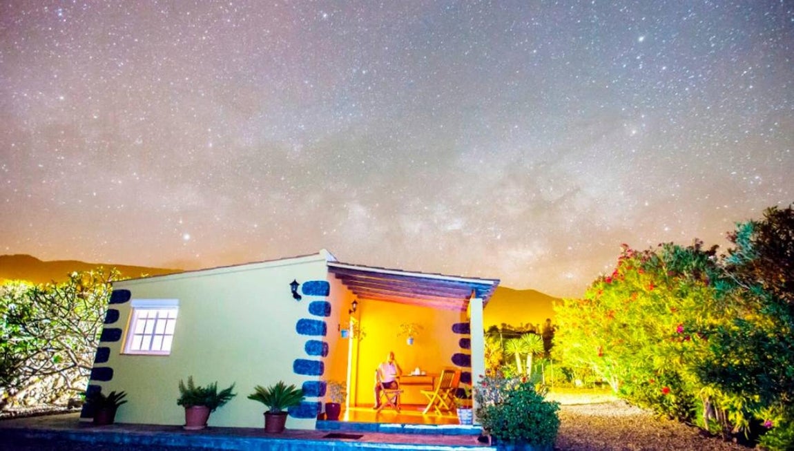 La caída de la noche en Casa Vistasol, sepultada ya por la lava en una oscuridad eterna. 