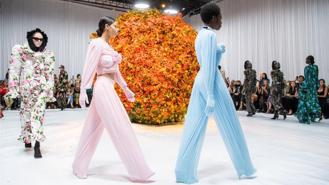Lo mejor de la Semana de la Moda de Londres primavera-verano 2022. Tras casi dos años sin celebrarse de forma presencial, desde el 16 al 21 de septiembre Londres se ha convertido en el epicentro de la moda. En esta ocasión y <a href="https://www.abc.es/cibeles-fashion-week/abci-primera-jornada-mbfwmadrid-arranca-viaje-cultural-traves-tejidos-y-prendas-202109161244_noticia.html" target="_blank">siguiendo el ejemplo de otras ciudades, </a>la Fashion Week primavera-verano 2022 ha sido en formato híbrido, donde muchas marcas han optado por realizar presentaciones en ‘petit comité’ o publicar directamente su ‘lookbook’; como Victoria Beckham o Vivienne Westwood, dos de los grandes reclamos en la pasarela. Cabe destacar además la presencia de una española, Carlota Barrera, quien ha mostrado una propuesta basada en el estilo deportivo de los años 70. A continuación se resumen las tendencias imperantes en una Semana de la Moda marcada por la variedad de estilos, donde apremia el ingenio tanto en la colección como en la ‘performance’.