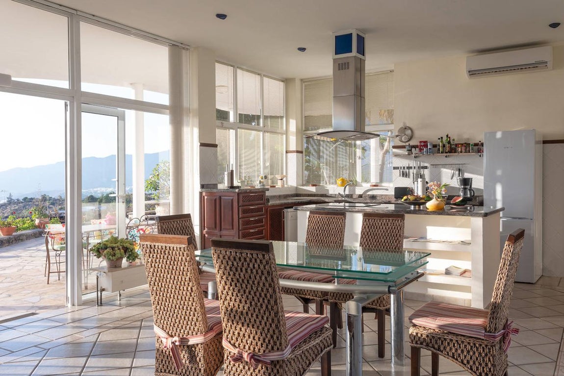 Villa Casablanca lamenta en su página de reservas: «Destruida el 20 de septiembre por la lava del volcán aún sin nombre». 