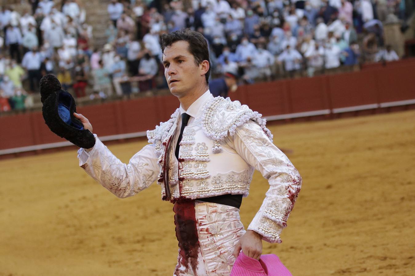 Daniel Luque, de blanco y plata en la Maestranza