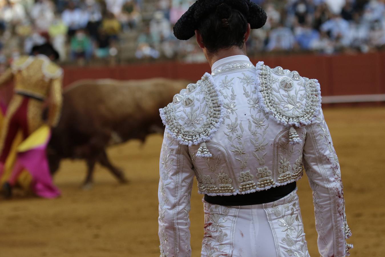 Daniel Luque, de blanco y plata en la Maestranza