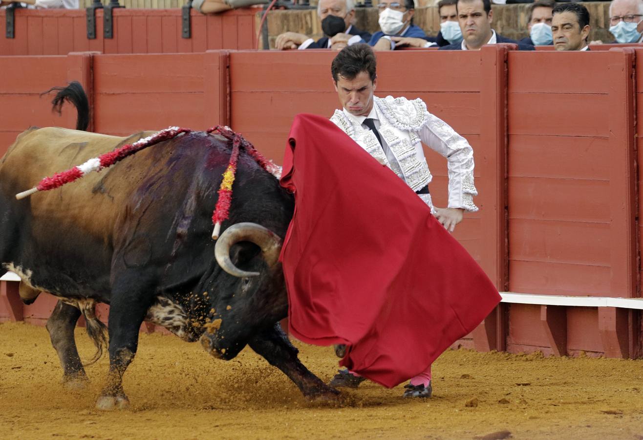 Daniel Luque, de blanco y plata en la Maestranza