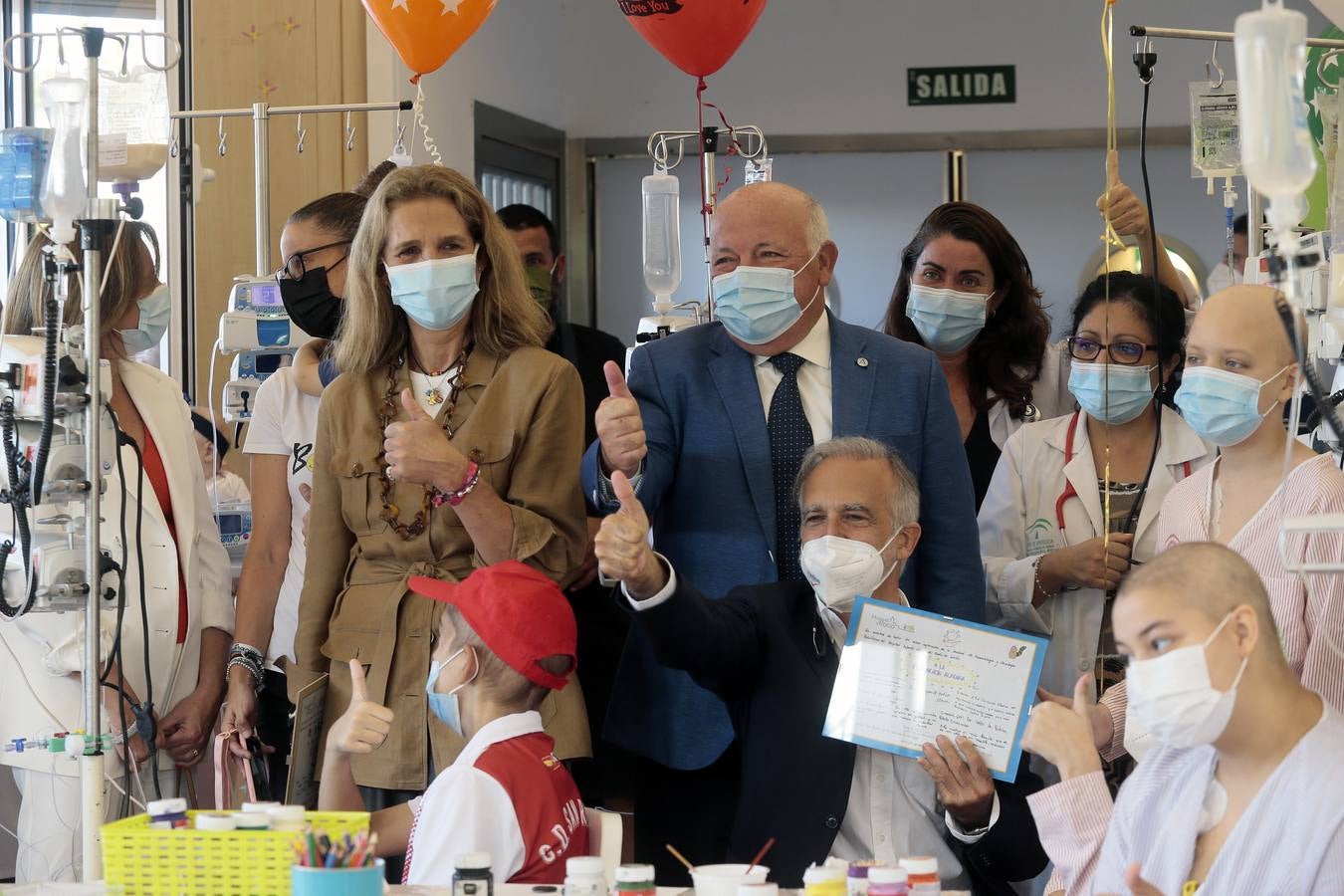 La Infanta Elena durante su visita a la planta de oncohematología pediátrica del hospital Virgen del Rocío