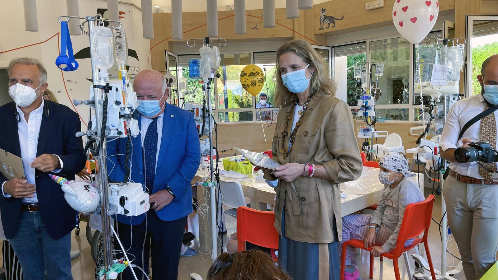 La Infanta Elena durante su visita a la planta de oncohematología pediátrica del hospital Virgen del Rocío