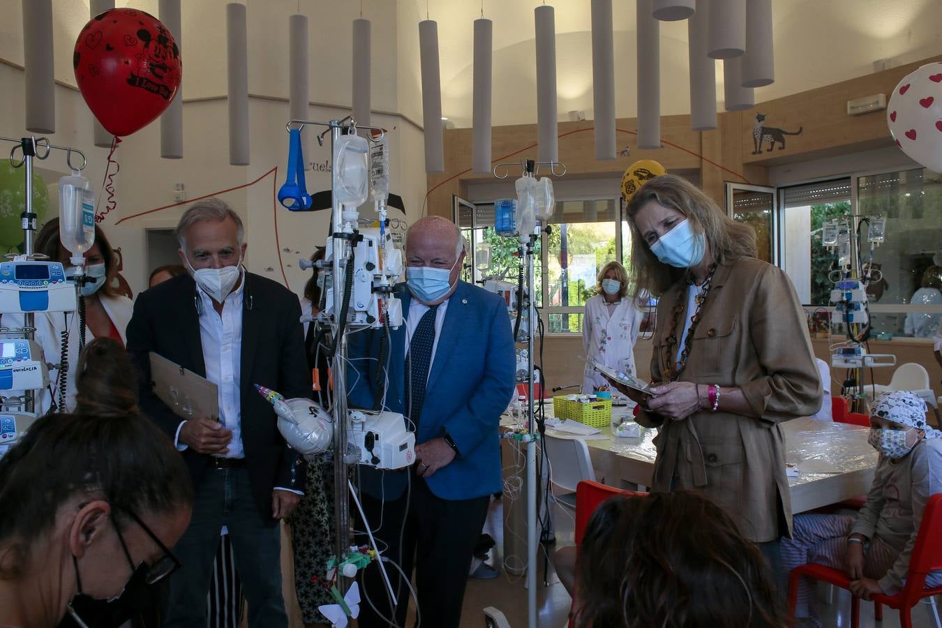 La Infanta Elena durante su visita a la planta de oncohematología pediátrica del hospital Virgen del Rocío