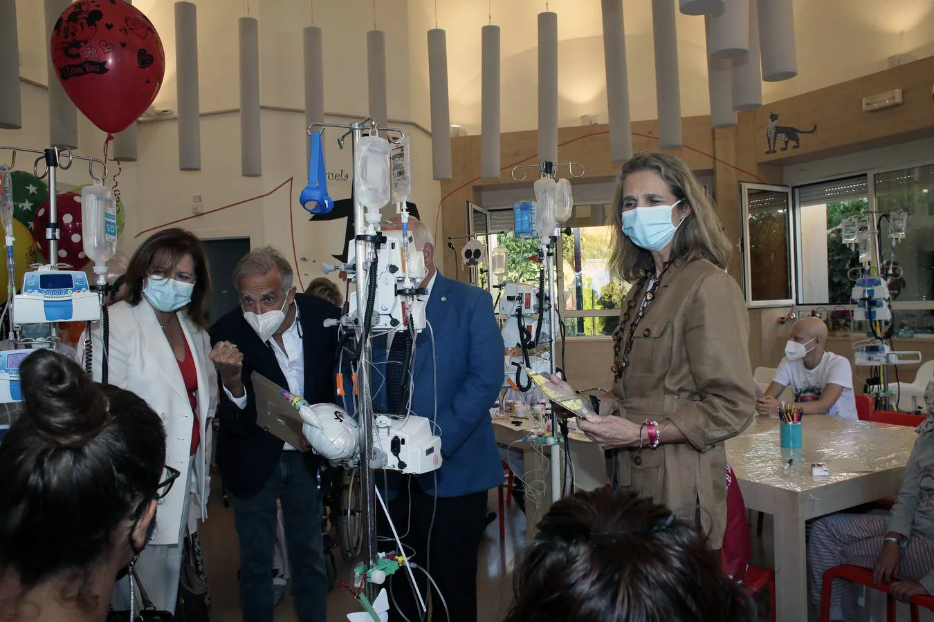 La Infanta Elena durante su visita a la planta de oncohematología pediátrica del hospital Virgen del Rocío