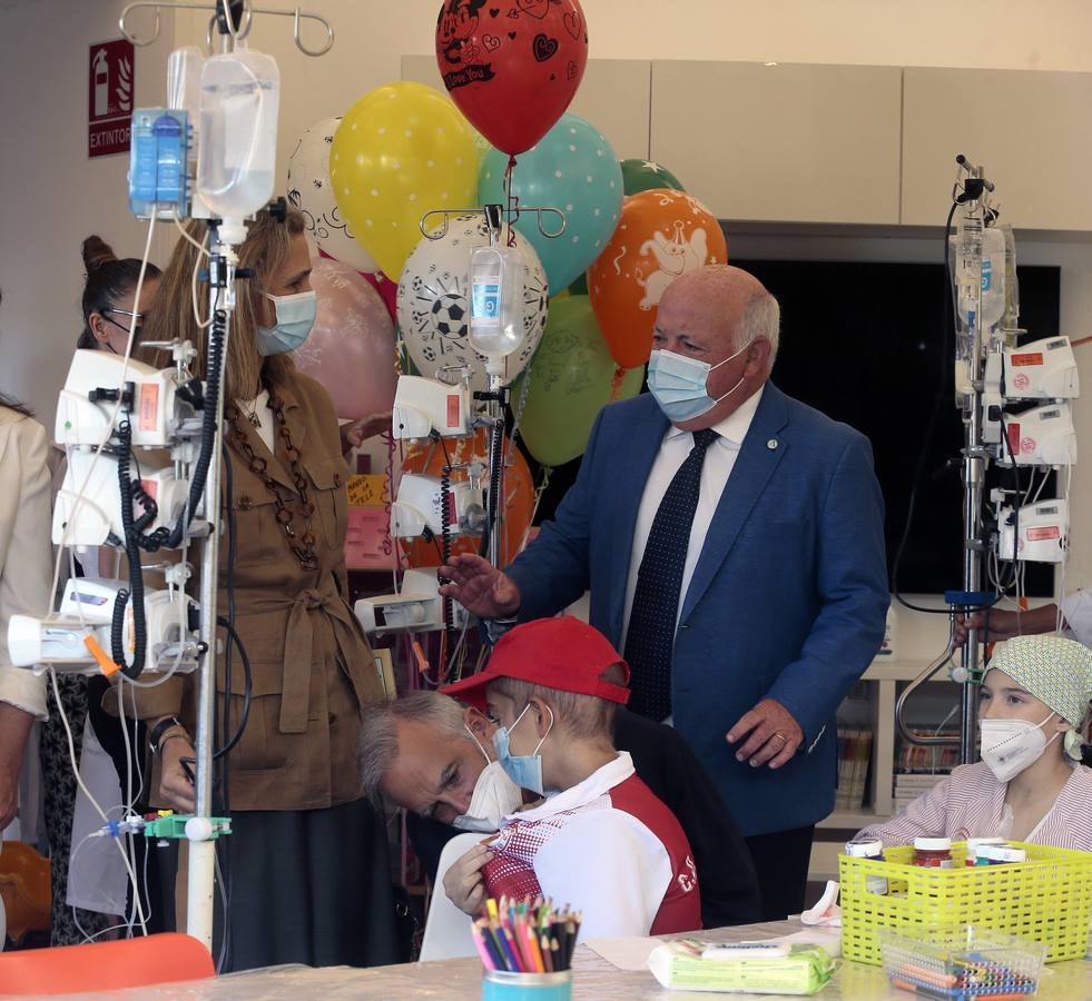 La Infanta Elena durante su visita a la planta de oncohematología pediátrica del hospital Virgen del Rocío