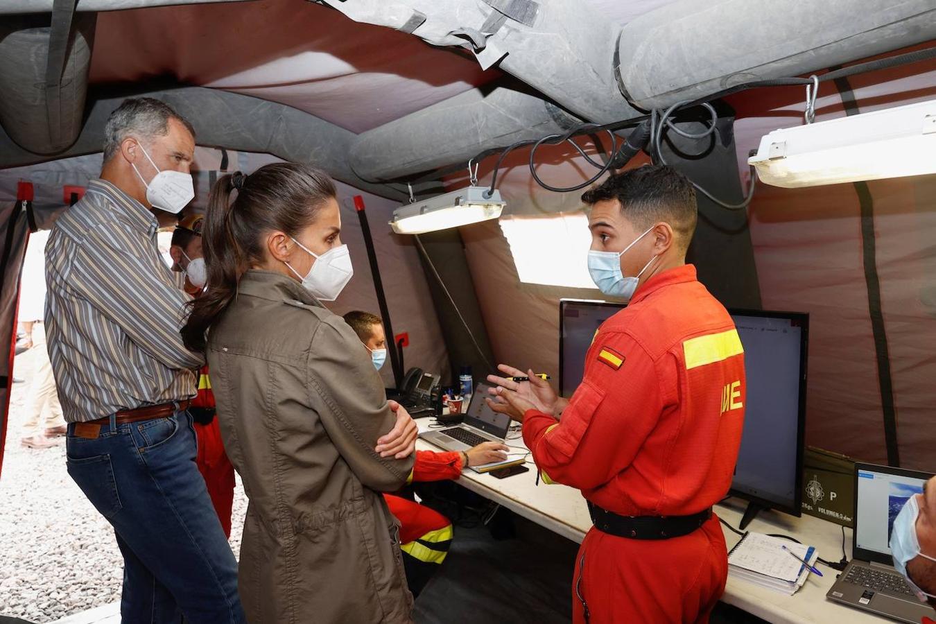 El rey Felipe y la reina Letizia conversan con un integrante de la UME en el centro de mando durante su visita a la isla de la Palma para seguir conocer las zonas afectadas tras la erupción del volcán. 