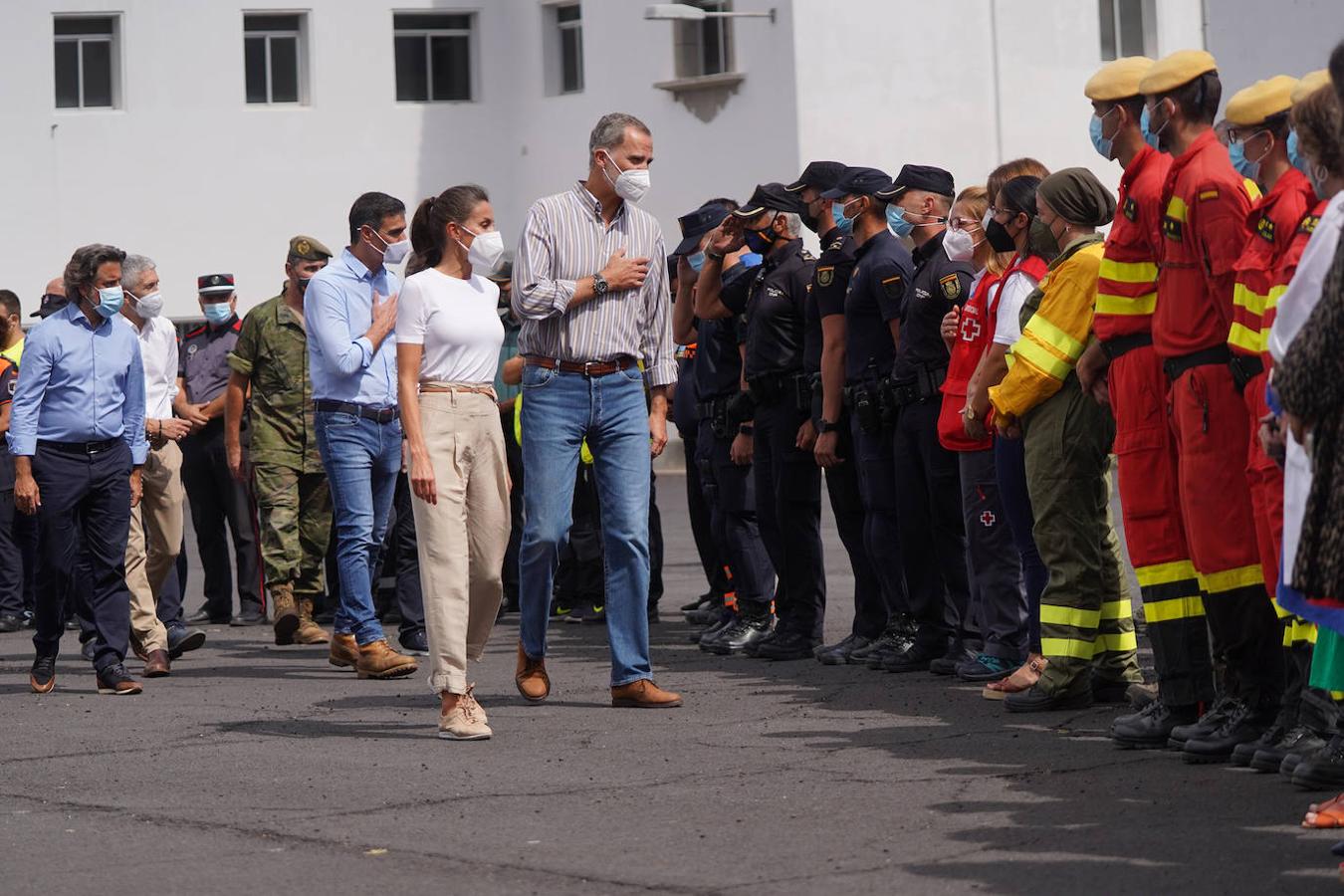 El rey Felipe VI y la reina Letizia trasladan su agradecimiento a miembros del Ejército, la Guardia Civil, la Policía Nacional y la Policía Local, el Servicio Canario de Salud o la Cruz Roja, sanitarios y trabajadores del Ayuntamiento por la labor que están realizando en la erupción del volcán de Cumbre Vieja. 