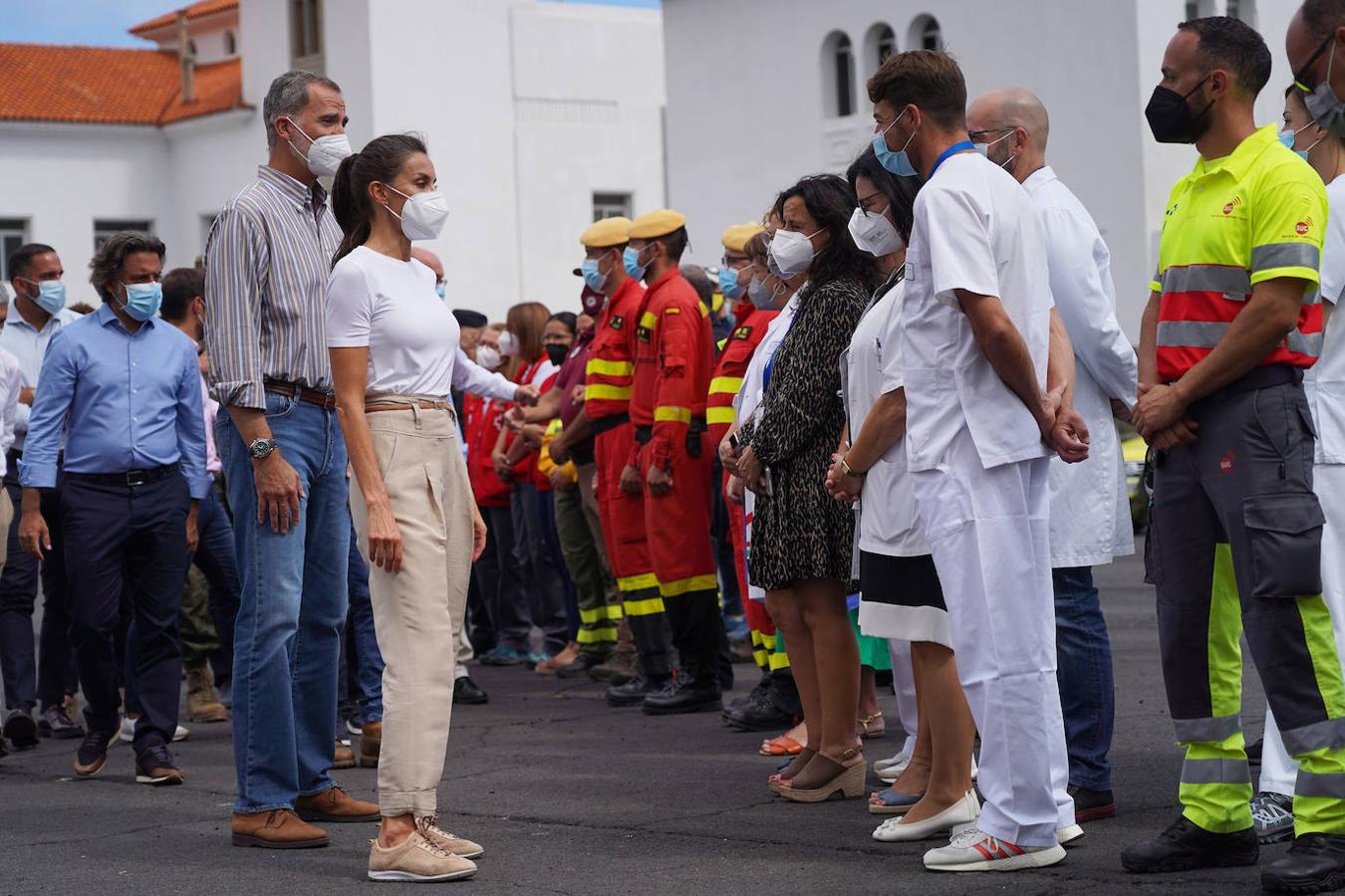 El rey Felipe VI y la reina Letizia trasladan su agradecimiento a miembros del Ejército, la Guardia Civil, la Policía Nacional y la Policía Local, el Servicio Canario de Salud o la Cruz Roja, sanitarios y trabajadores del Ayuntamiento por la labor que están realizando en la erupción del volcán de Cumbre Vieja. 