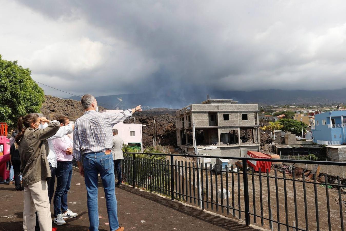 El rey Felipe y la reina Letizia observan los daños durante su visita a la isla de la Palma para seguir conocer las zonas afectadas tras la erupción del volcán. 