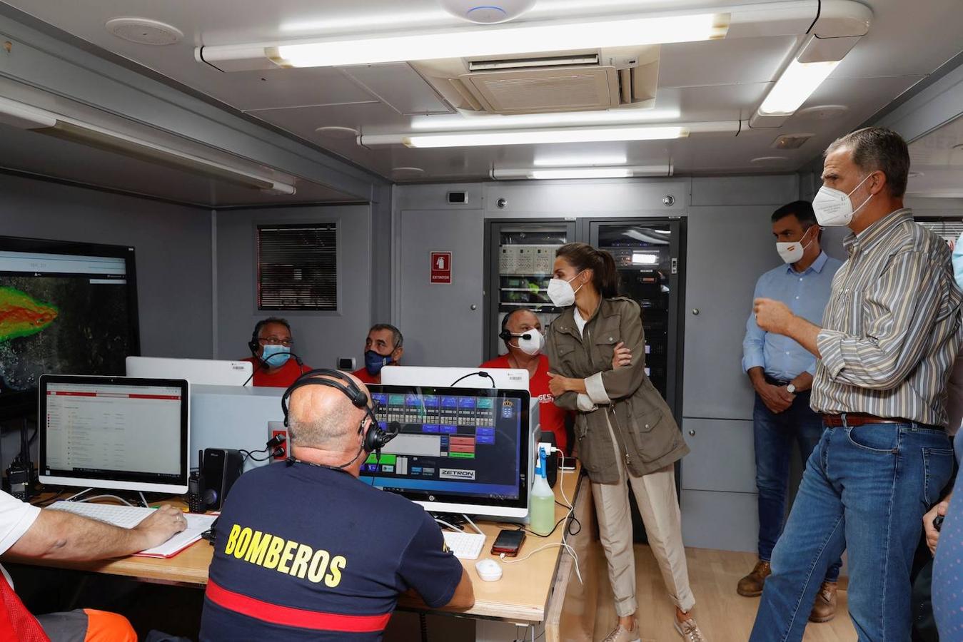 El rey Felipe y la reina Letizia en el centro de mando durante su visita a la isla de la Palma para seguir conocer las zonas afectadas tras la erupción del volcán. 