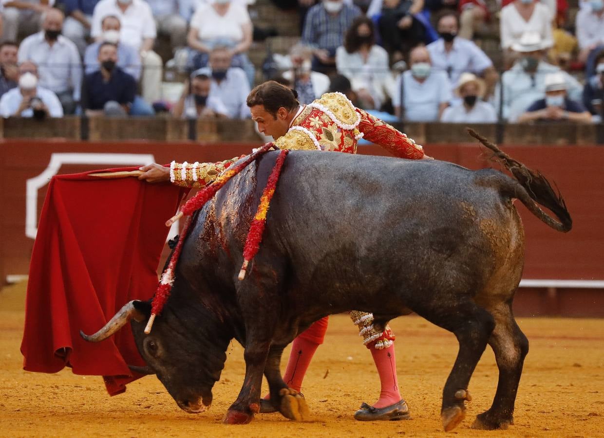 Antonio Ferrera, de carmín y oro, en la Maestranza